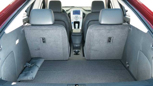 Porta-malas tem capacidade de 300 l | <a href="https://gutenberg.quatrorodas.abril.com.br/carros/chevrolet-volt-637764.shtml" rel="migration">Leia mais</a> Porta-malas tem capacidade de 300 l | <a href="https://gutenberg.quatrorodas.abril.com.br/carros/chevrolet-volt-637764.shtml" rel="migration">Leia mais</a>