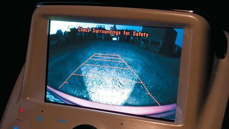 Luz de r&eacute; ilumina as imagens captadas pela c&acirc;mera auxiliar de estacionamento | <a href="https://gutenberg.quatrorodas.abril.com.br/carros/chevrolet-volt-637764.shtml" rel="migration">Leia mais</a>