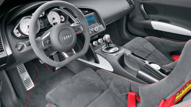 R8 GT tem materiais nobres no acabamento, como couro sintético Alcantara, alumínio e fibra de carbono | <a href="https://gutenberg.quatrorodas.abril.com.br/carros/testes/aud-r8-gt-641441.shtml" rel="migration">Leia mais</a> R8 GT tem materiais nobres no acabamento, como couro sintético Alcantara, alumínio e fibra de carbono | <a href="https://gutenberg.quatrorodas.abril.com.br/carros/testes/aud-r8-gt-641441.shtml" rel="migration">Leia mais</a>