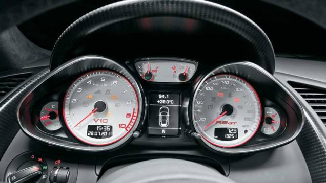 Faixa vermelha começa em 8 700 rpm | <a href="https://gutenberg.quatrorodas.abril.com.br/carros/testes/aud-r8-gt-641441.shtml" rel="migration">Leia mais</a> Faixa vermelha começa em 8 700 rpm | <a href="https://gutenberg.quatrorodas.abril.com.br/carros/testes/aud-r8-gt-641441.shtml" rel="migration">Leia mais</a>