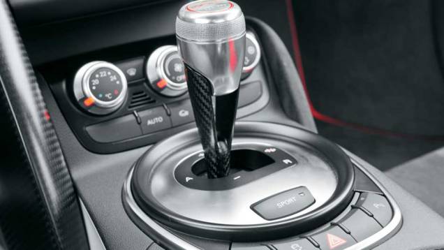 Controle de tração pode ser desligado no console | <a href="https://gutenberg.quatrorodas.abril.com.br/carros/testes/aud-r8-gt-641441.shtml" rel="migration">Leia mais</a> Controle de tração pode ser desligado no console | <a href="https://gutenberg.quatrorodas.abril.com.br/carros/testes/aud-r8-gt-641441.shtml" rel="migration">Leia mais</a>