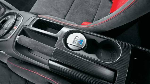 No console há uma chave geral | <a href="https://gutenberg.quatrorodas.abril.com.br/carros/testes/aud-r8-gt-641441.shtml" rel="migration">Leia mais</a> No console há uma chave geral | <a href="https://gutenberg.quatrorodas.abril.com.br/carros/testes/aud-r8-gt-641441.shtml" rel="migration">Leia mais</a>