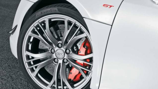 Rodas de alumínio de 19 polegadas | <a href="https://gutenberg.quatrorodas.abril.com.br/carros/testes/aud-r8-gt-641441.shtml" rel="migration">Leia mais</a> Rodas de alumínio de 19 polegadas | <a href="https://gutenberg.quatrorodas.abril.com.br/carros/testes/aud-r8-gt-641441.shtml" rel="migration">Leia mais</a>