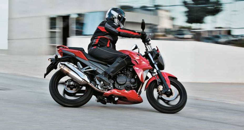 A Next tem pinta de moto maior e visual inspirado na CB 1000R | <a href="https://gutenberg.quatrorodas.abril.com.br/moto/testes/dafra-next-250-x-honda-cb-300r-x-kasinski-comet-gt-250-x-yamaha-fazer-250-693582.shtml" rel="migration">Leia mais</a>