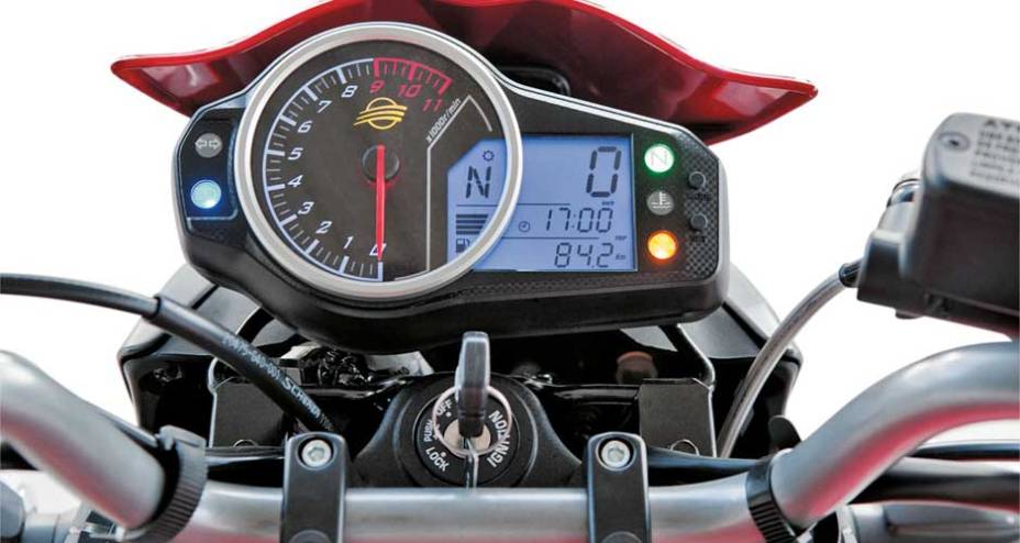 Painel com fundo azul | <a href="https://gutenberg.quatrorodas.abril.com.br/moto/testes/dafra-next-250-x-honda-cb-300r-x-kasinski-comet-gt-250-x-yamaha-fazer-250-693582.shtml" rel="migration">Leia mais</a>