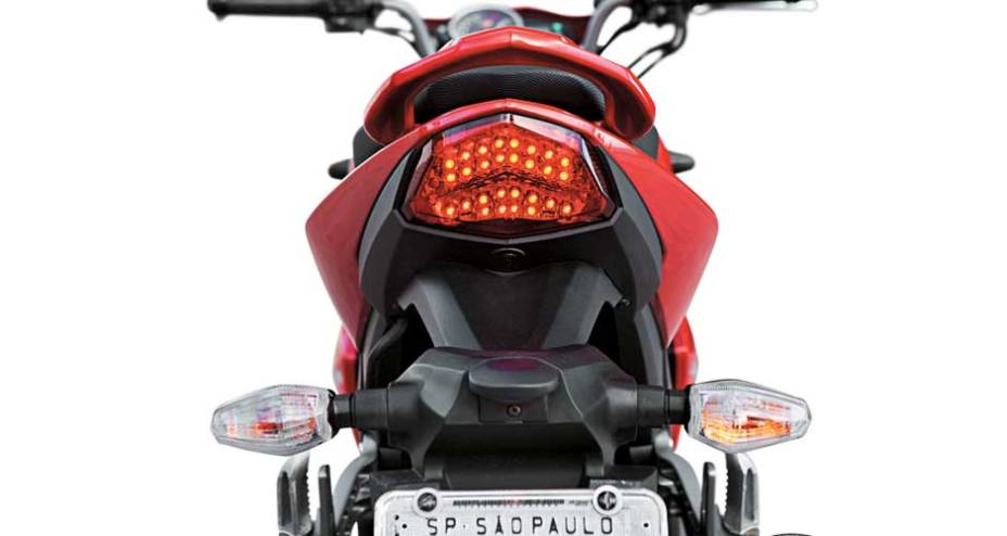 Diodos também na Next, em estilo pontilhado | <a href="https://gutenberg.quatrorodas.abril.com.br/moto/testes/dafra-next-250-x-honda-cb-300r-x-kasinski-comet-gt-250-x-yamaha-fazer-250-693582.shtml" rel="migration">Leia mais</a>