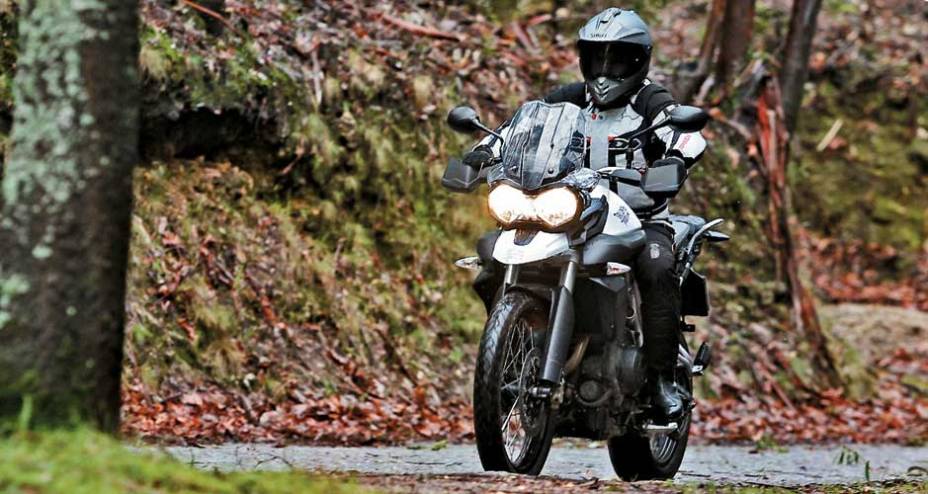 Para-brisa protege pilotos de até 1,75 m | <a href="https://gutenberg.quatrorodas.abril.com.br/moto/testes/triumph-tiger-800-xc-695513.shtml" rel="migration">Leia mais</a>