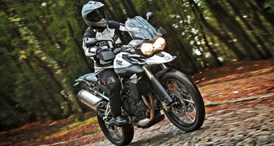 O guidão largo é chato no asfalto e bom na terra | <a href="https://gutenberg.quatrorodas.abril.com.br/moto/testes/triumph-tiger-800-xc-695513.shtml" rel="migration">Leia mais</a>