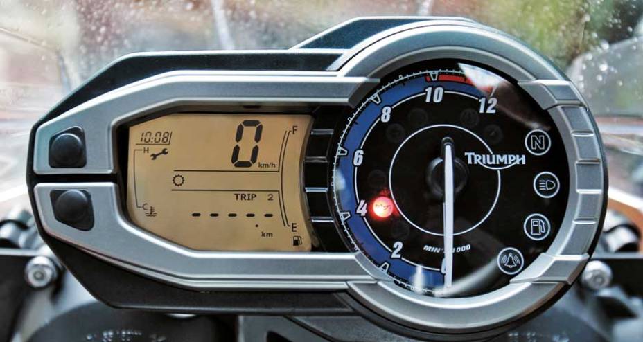 Painel segue a fórmula padronizada: conta-giros de ponteiros e demais informações em LCD | <a href="https://gutenberg.quatrorodas.abril.com.br/moto/testes/triumph-tiger-800-xc-695513.shtml" rel="migration">Leia mais</a>