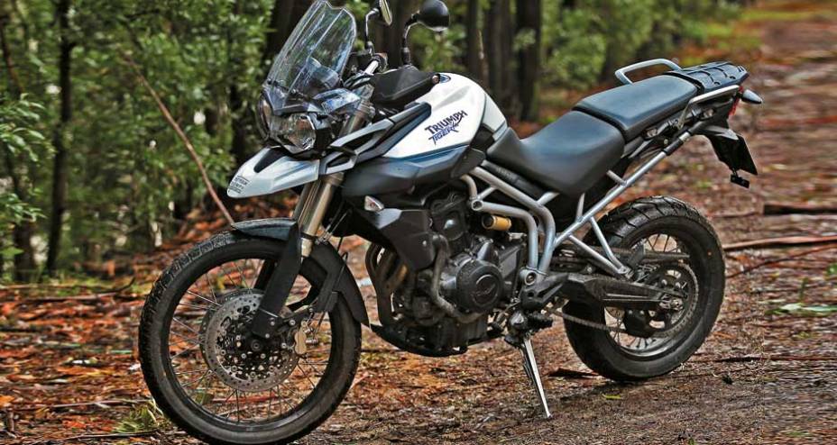 Chassi treliçado, banco com 2 níveis e alças | <a href="https://gutenberg.quatrorodas.abril.com.br/moto/testes/triumph-tiger-800-xc-695513.shtml" rel="migration">Leia mais</a>