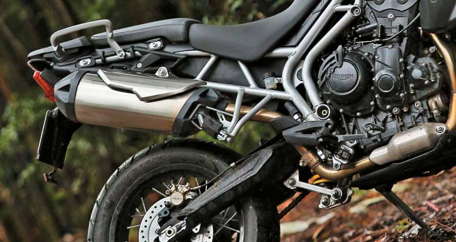 Ponteira três-em-um de aço inoxidável | <a href="https://gutenberg.quatrorodas.abril.com.br/moto/testes/triumph-tiger-800-xc-695513.shtml" rel="migration">Leia mais</a>