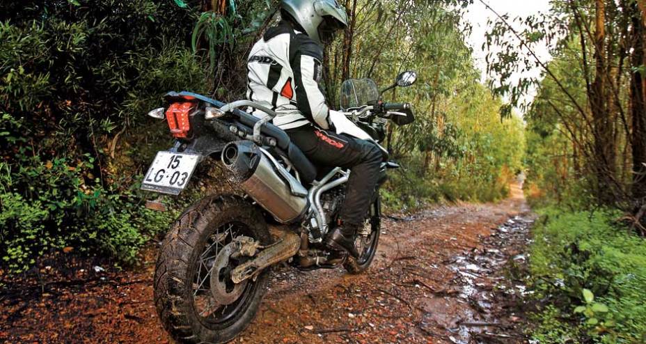 Balança de liga e freio a disco na traseira: bem leve | <a href="https://gutenberg.quatrorodas.abril.com.br/moto/testes/triumph-tiger-800-xc-695513.shtml" rel="migration">Leia mais</a>