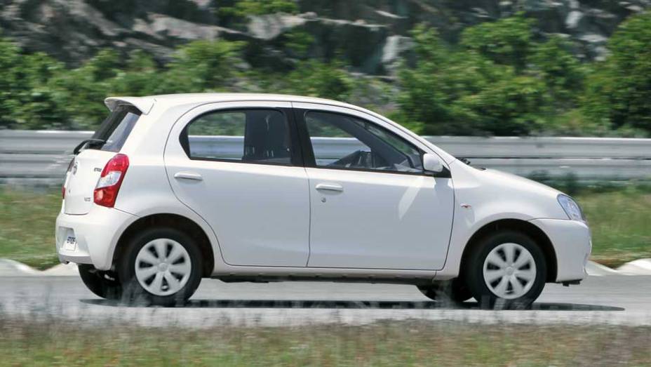 Com 3,77 metros, ohatché7cm menor que um Gol | <a href="https://gutenberg.quatrorodas.abril.com.br/carros/impressoes/toyota-etios-696271.shtml" rel="migration">Leia mais</a>