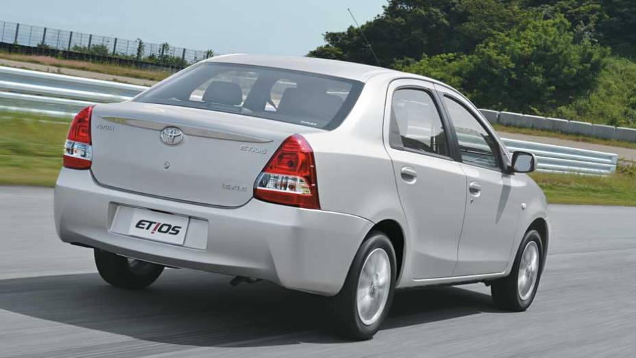 Traseira alta segue o estilo de Versa e Logan | <a href="https://gutenberg.quatrorodas.abril.com.br/carros/impressoes/toyota-etios-696271.shtml" rel="migration">Leia mais</a>