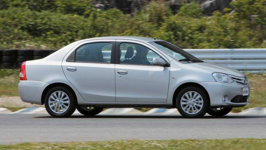 Entre-eixos da versão sedã é 49 cm maior que o do hatch | <a href="https://gutenberg.quatrorodas.abril.com.br/carros/impressoes/toyota-etios-696271.shtml" rel="migration">Leia mais</a>