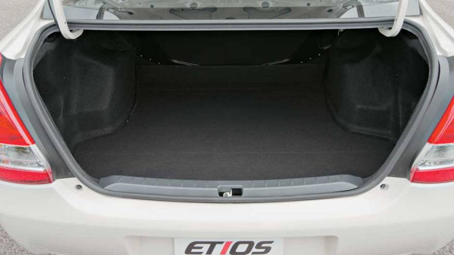 Porta-malas do três-volumes leva 595 litros, recorde da categoria | <a href="https://gutenberg.quatrorodas.abril.com.br/carros/impressoes/toyota-etios-696271.shtml" rel="migration">Leia mais</a>