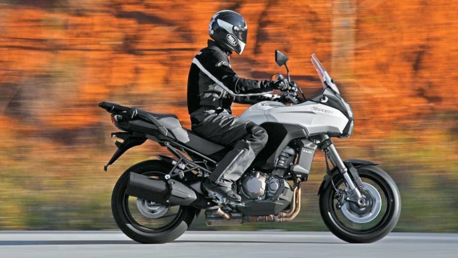 Posição de guiar superconfortável convida a viajar | <a href="https://gutenberg.quatrorodas.abril.com.br/moto/testes/kawasaki-versys-1000-701235.shtml" rel="migration">Leia mais</a>