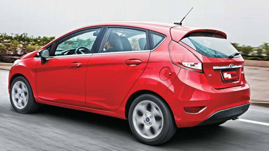 Visual da traseira é o destaque do Ford. Hatch é mais elegante | <a href="https://gutenberg.quatrorodas.abril.com.br/carros/comparativos/ford-new-fiesta-x-chevrolet-sonic-699387.shtml" rel="migration">Leia mais</a> Visual da traseira é o destaque do Ford. Hatch é mais elegante | <a href="https://gutenberg.quatrorodas.abril.com.br/carros/comparativos/ford-new-fiesta-x-chevrolet-sonic-699387.shtml" rel="migration">Leia mais</a>