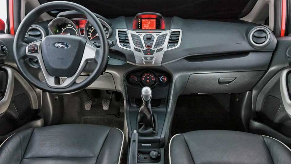 Formato dos botões centrais não favorece a ergonomia | <a href="https://gutenberg.quatrorodas.abril.com.br/carros/comparativos/ford-new-fiesta-x-chevrolet-sonic-699387.shtml" rel="migration">Leia mais</a> Formato dos botões centrais não favorece a ergonomia | <a href="https://gutenberg.quatrorodas.abril.com.br/carros/comparativos/ford-new-fiesta-x-chevrolet-sonic-699387.shtml" rel="migration">Leia mais</a>