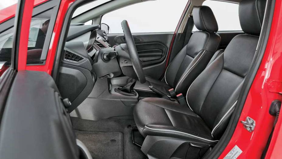 Ford tem assentos confortáveis... | <a href="https://gutenberg.quatrorodas.abril.com.br/carros/comparativos/ford-new-fiesta-x-chevrolet-sonic-699387.shtml" rel="migration">Leia mais</a> Ford tem assentos confortáveis... | <a href="https://gutenberg.quatrorodas.abril.com.br/carros/comparativos/ford-new-fiesta-x-chevrolet-sonic-699387.shtml" rel="migration">Leia mais</a>