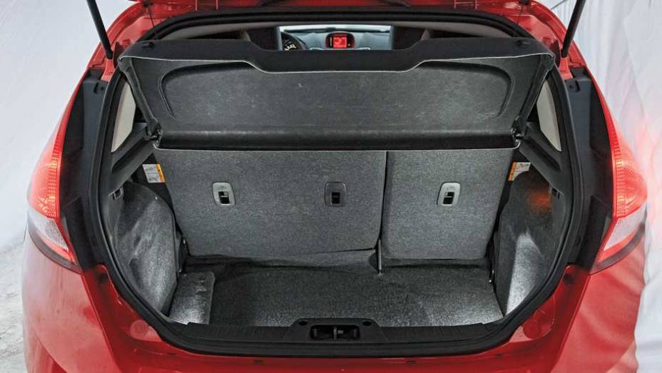Espaço na traseira é mais limitado | <a href="https://gutenberg.quatrorodas.abril.com.br/carros/comparativos/ford-new-fiesta-x-chevrolet-sonic-699387.shtml" rel="migration">Leia mais</a> Espaço na traseira é mais limitado | <a href="https://gutenberg.quatrorodas.abril.com.br/carros/comparativos/ford-new-fiesta-x-chevrolet-sonic-699387.shtml" rel="migration">Leia mais</a>