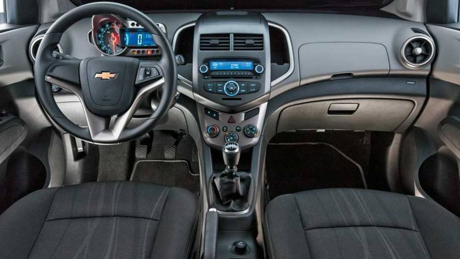 Painel tem acabamento cuidadoso e estende-se às portas | <a href="https://gutenberg.quatrorodas.abril.com.br/carros/comparativos/ford-new-fiesta-x-chevrolet-sonic-699387.shtml" rel="migration">Leia mais</a>