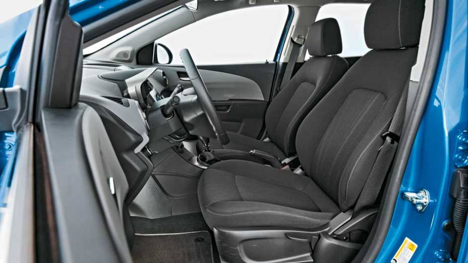 Direção tem ajuste de altura e profundidade | <a href="https://gutenberg.quatrorodas.abril.com.br/carros/comparativos/ford-new-fiesta-x-chevrolet-sonic-699387.shtml" rel="migration">Leia mais</a>