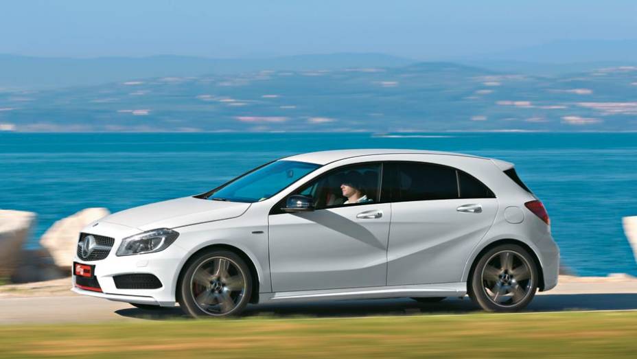 Vincos na lateral fazem do seu design o mais moderno dos Mercedes | <a href="https://gutenberg.quatrorodas.abril.com.br/carros/impressoes/mercedes-benz-250-699651.shtml" rel="migration">Leia mais</a>