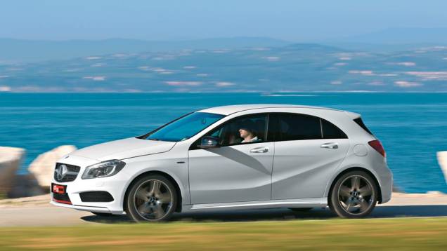 Vincos na lateral fazem do seu design o mais moderno dos Mercedes | <a href="https://gutenberg.quatrorodas.abril.com.br/carros/impressoes/mercedes-benz-250-699651.shtml" rel="migration">Leia mais</a> Vincos na lateral fazem do seu design o mais moderno dos Mercedes | <a href="https://gutenberg.quatrorodas.abril.com.br/carros/impressoes/mercedes-benz-250-699651.shtml" rel="migration">Leia mais</a>