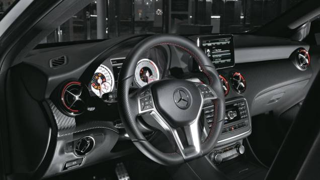 O Classe A também incorpora as saídas de ar que estrearam no cupê SLS AMG | <a href="https://gutenberg.quatrorodas.abril.com.br/carros/impressoes/mercedes-benz-250-699651.shtml" rel="migration">Leia mais</a> O Classe A também incorpora as saídas de ar que estrearam no cupê SLS AMG | <a href="https://gutenberg.quatrorodas.abril.com.br/carros/impressoes/mercedes-benz-250-699651.shtml" rel="migration">Leia mais</a>