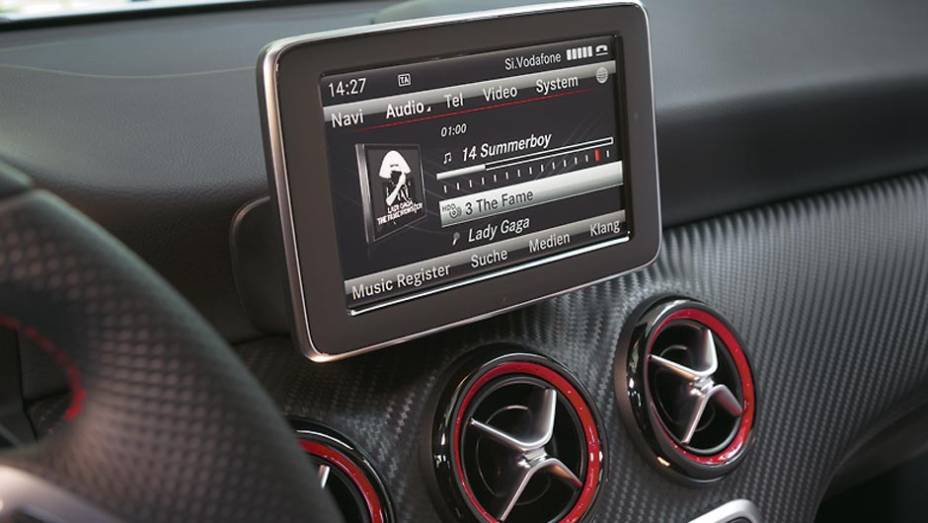 Monitor no estilo iPad | <a href="https://gutenberg.quatrorodas.abril.com.br/carros/impressoes/mercedes-benz-250-699651.shtml" rel="migration">Leia mais</a>