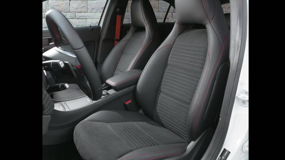 No pacote AMG, bancos com encosto de cabeça integrado | <a href="https://gutenberg.quatrorodas.abril.com.br/carros/impressoes/mercedes-benz-250-699651.shtml" rel="migration">Leia mais</a>