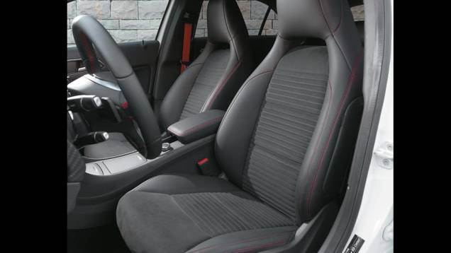 No pacote AMG, bancos com encosto de cabeça integrado | <a href="https://gutenberg.quatrorodas.abril.com.br/carros/impressoes/mercedes-benz-250-699651.shtml" rel="migration">Leia mais</a> No pacote AMG, bancos com encosto de cabeça integrado | <a href="https://gutenberg.quatrorodas.abril.com.br/carros/impressoes/mercedes-benz-250-699651.shtml" rel="migration">Leia mais</a>