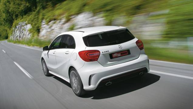 Para-choque com exaustores e duplo escape: pacote AMG | <a href="https://gutenberg.quatrorodas.abril.com.br/carros/impressoes/mercedes-benz-250-699651.shtml" rel="migration">Leia mais</a> Para-choque com exaustores e duplo escape: pacote AMG | <a href="https://gutenberg.quatrorodas.abril.com.br/carros/impressoes/mercedes-benz-250-699651.shtml" rel="migration">Leia mais</a>