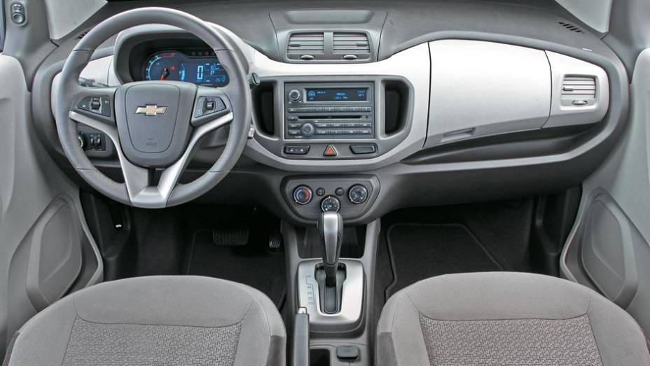 Spin tem interior mais moderno que o da rival | <a href="https://gutenberg.quatrorodas.abril.com.br/carros/comparativos/chevrolet-spin-x-nissan-grand-livina-700392.shtml" rel="migration">Leia o comparativo</a> - <a href="https://gutenberg.quatrorodas.abril.com.br/galerias/nissan/grand-livina-ed" rel="migration"></a>