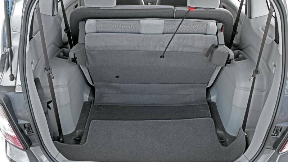 ... e preservava mais espaço na mala | <a href="https://gutenberg.quatrorodas.abril.com.br/carros/comparativos/chevrolet-spin-x-nissan-grand-livina-700392.shtml" rel="migration">Leia o comparativo</a> - <a href="https://gutenberg.quatrorodas.abril.com.br/galerias/nissan/grand-livina-ed-08" rel="migration"></a>