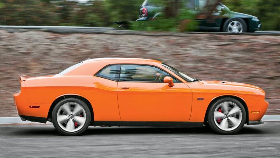 Na versão SRT8, o Challenger recebe rodas maiores, ... | <a href="https://gutenberg.quatrorodas.abril.com.br/salao-do-automovel/2012/carros/challenger-srt8-704000.shtml" rel="migration">Leia mais</a>