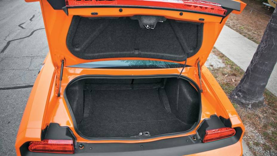 Porta-malas de 460 litros digno de sedã | <a href="https://gutenberg.quatrorodas.abril.com.br/salao-do-automovel/2012/carros/challenger-srt8-704000.shtml" rel="migration">Leia mais</a>