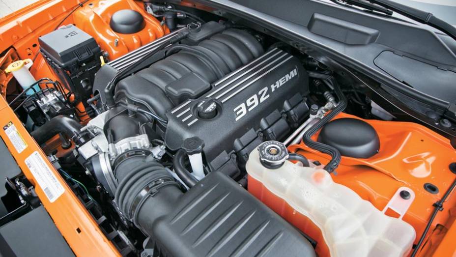 O V8 tem 6,4 litros e 470 cv | <a href="https://gutenberg.quatrorodas.abril.com.br/salao-do-automovel/2012/carros/challenger-srt8-704000.shtml" rel="migration">Leia mais</a>