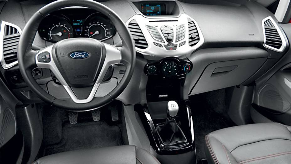 Painel é dividido em dois andares. Molduras dos difusores de ar refletem nos vidros laterais | <a href="https://gutenberg.quatrorodas.abril.com.br/carros/testes/ford-ecosport-freestyle-1-6-16v-699470.shtml" rel="migration">Leia mais</a>
