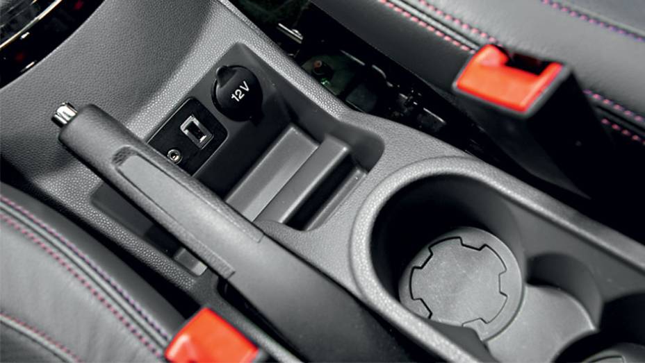Tomada 12V, porta-copo e entradas de áudio | <a href="https://gutenberg.quatrorodas.abril.com.br/carros/testes/ford-ecosport-freestyle-1-6-16v-699470.shtml" rel="migration">Leia mais</a>