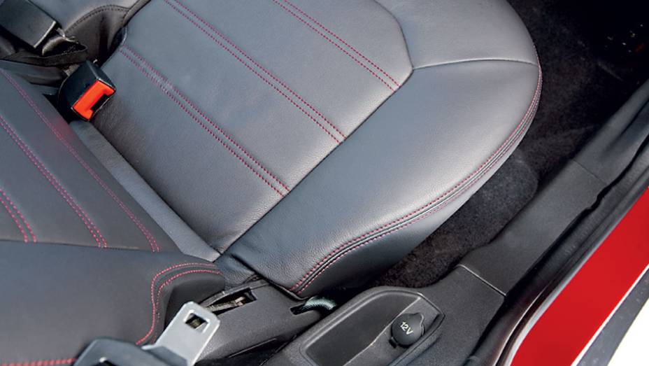 Junto ao banco traseiro há outra tomada 12V | <a href="https://gutenberg.quatrorodas.abril.com.br/carros/testes/ford-ecosport-freestyle-1-6-16v-699470.shtml" rel="migration">Leia mais</a>