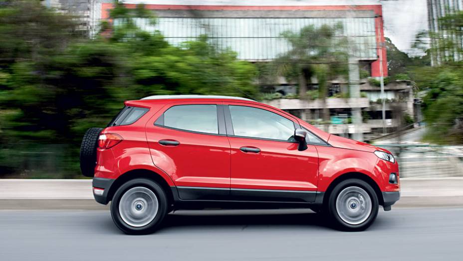 No lugar do friso, uma saia escura disfarça o 1,69 metro de altura do Eco | <a href="https://gutenberg.quatrorodas.abril.com.br/carros/testes/ford-ecosport-freestyle-1-6-16v-699470.shtml" rel="migration">Leia mais</a>