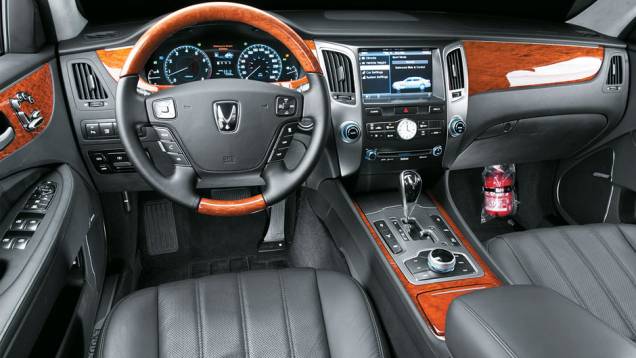 Da traseira, o patrão controla som, ar e, claro, seu próprio banco,... | <a href="https://gutenberg.quatrorodas.abril.com.br/carros/lancamentos/hyundai-equus-vs-460-699012.shtml" rel="migration">Leia mais</a> Da traseira, o patrão controla som, ar e, claro, seu próprio banco,... | <a href="https://gutenberg.quatrorodas.abril.com.br/carros/lancamentos/hyundai-equus-vs-460-699012.shtml" rel="migration">Leia mais</a>
