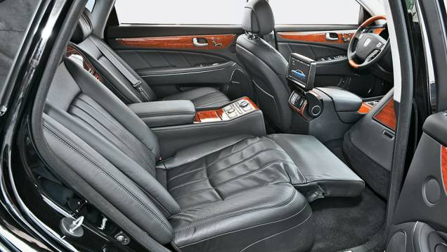 Classe executiva: banco traseiro direito é a área VIP | <a href="https://gutenberg.quatrorodas.abril.com.br/carros/lancamentos/hyundai-equus-vs-460-699012.shtml" rel="migration">Leia mais</a> Classe executiva: banco traseiro direito é a área VIP | <a href="https://gutenberg.quatrorodas.abril.com.br/carros/lancamentos/hyundai-equus-vs-460-699012.shtml" rel="migration">Leia mais</a>