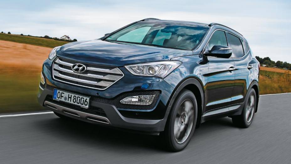Mudança radical no design: grade cromada e faróis trapezoidais | <a href="https://gutenberg.quatrorodas.abril.com.br/salao-do-automovel/2012/carros/hyundai-santa-fe-703900.shtml" rel="migration">Leia mais</a>