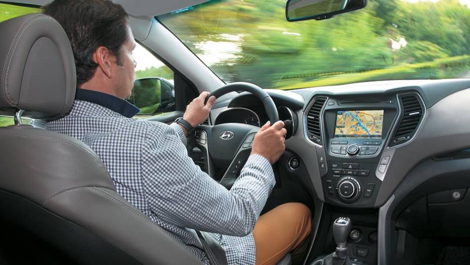 Direção Flex Steer permite ajustar a maciez em três níveis | <a href="https://gutenberg.quatrorodas.abril.com.br/salao-do-automovel/2012/carros/hyundai-santa-fe-703900.shtml" rel="migration">Leia mais</a>