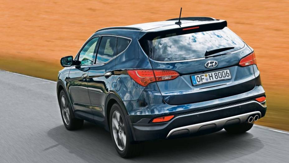 Traseira quase igual à do ix35, mas lanternas são bem diferentes | <a href="https://gutenberg.quatrorodas.abril.com.br/salao-do-automovel/2012/carros/hyundai-santa-fe-703900.shtml" rel="migration">Leia mais</a>