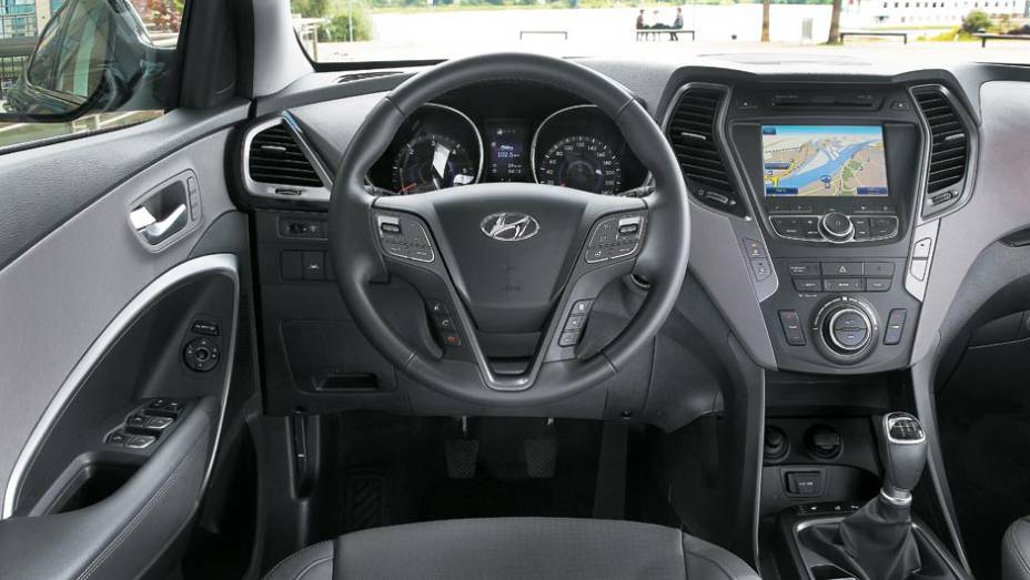 Acabamento do interior combina texturas e materiais diferentes. Monitor colorido é item de série | <a href="https://gutenberg.quatrorodas.abril.com.br/salao-do-automovel/2012/carros/hyundai-santa-fe-703900.shtml" rel="migration">Leia mais</a>