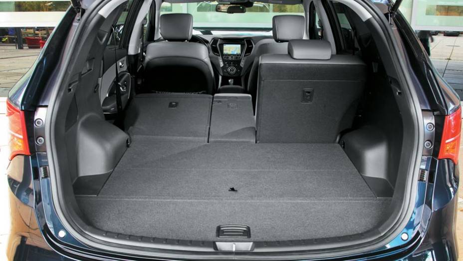...que ficam embutidos no porta-malas | <a href="https://gutenberg.quatrorodas.abril.com.br/salao-do-automovel/2012/carros/hyundai-santa-fe-703900.shtml" rel="migration">Leia mais</a>